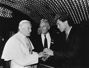 Papież Jan Paweł II w rozmowie z Tadeuszem Nowakowskim i jego synem Markiem (Wiedeń, 1984)