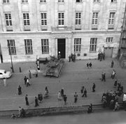 Czołg przed oddziałem Narodowego Banku Polskiego przy Al. Karola Marcinkowskiego. Poznań, czerwiec 1956