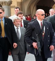 Płk Ryszard Kukliński w czasie jedynej wizyty w Polsce w maju 1998 roku oglądał Kraków zza pleców ochrony.