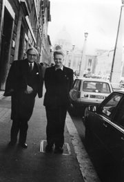 Marek Łatyński i ksiądz Adam Boniecki podczas wycieczki po Rzymie (luty 1989)

