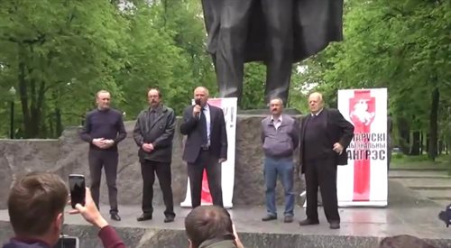 Liderzy białoruskiej opozycji pod pomnikiem Janki Kupały