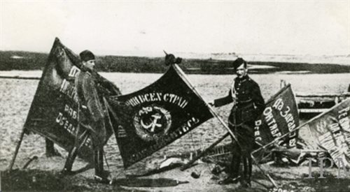 Polscy żołnierze ze zdobytymi na bolszewikach sztandarami (1920)