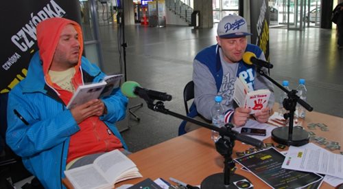 Vienio i Numer Raz czytają książki na Dworcu Centralnym w Warszawie