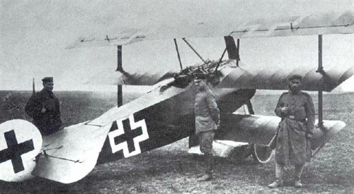 Richthofen na tle swojego samolotu krótko przed zestrzeleniem