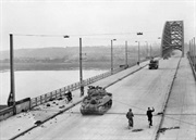 Brytyjskie czołgi na moście w Nijmegen, Holandia 17-20.09.1944