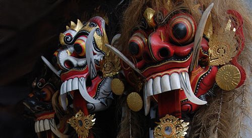 W opinii prof. Mirosława Kocura wyspa Bali jest unikalnym laboratorium kulturowym ponieważ praktyki tradycyjne trwają tam wciąż w znakomitej symbiozie ze współczesną cywilizacją globalną. Na zdjęciu balijskie maski