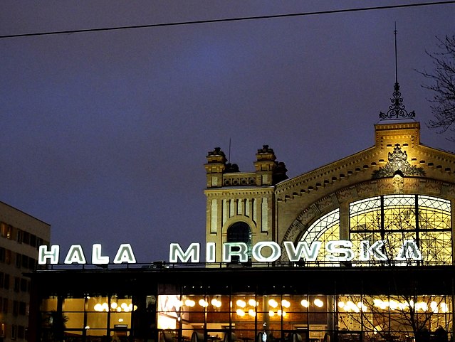 Eine traditionelle polnische Markthalle ist die Hala Mirowska in Warschau.