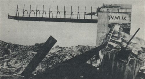 Ruiny więzienia Pawiak wysadzonego przez Niemców w sierpniu 1944. Na zdjęciu brama wjazdowa, źr. Władysław Bartoszewski, Warszawski pierścień śmierci 1939-1944 Warszawa 1970, Wikipediadp