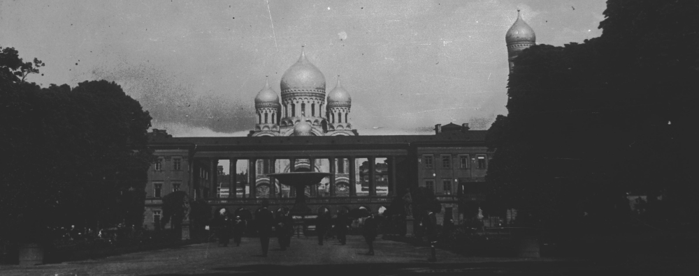 Pałac Saski na początku XX wieku. W tle widoczny sobór św. Aleksandra Newskiego. Fot. Narodowe Archiwum Cyfrowe
