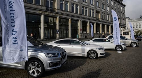Wystawa pojazdów elektrycznych i niskoemisyjnych na parkingu przed Ministerstwem Rozwoju w Warszawie