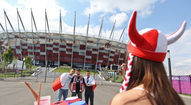 Polscy kibice pod Stadionem Narodowym w oczekiwaniu na mecz z Rosją w Grupie A Euro 2012