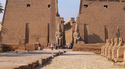 Turyści zwiedzający świątynię w Luksorze