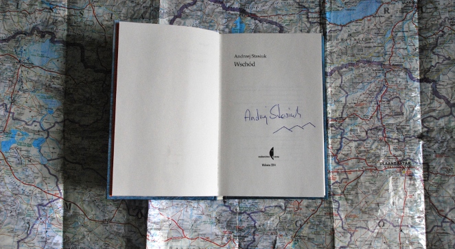 Mapa Mongolii oraz książka Wschód z autografem od Andrzeja Stasiuka