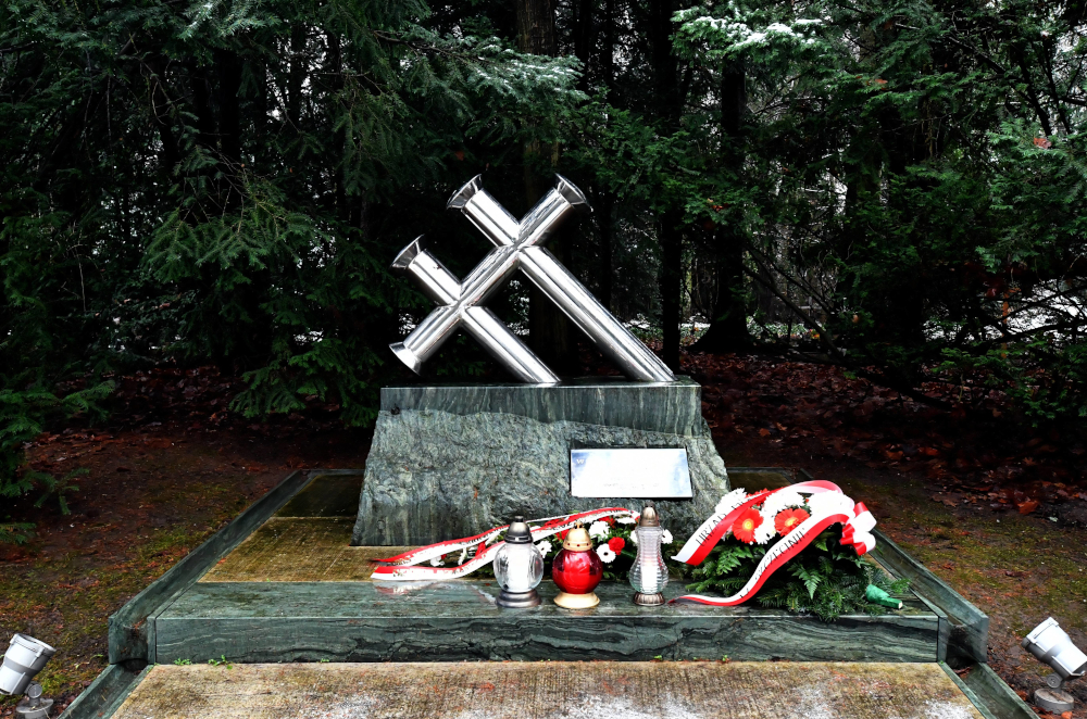 Złożone 14 stycznia 2021 roku kwiaty i znicze na szczecińskim pomniku ofiar katastrofy promu Jan Heweliusz