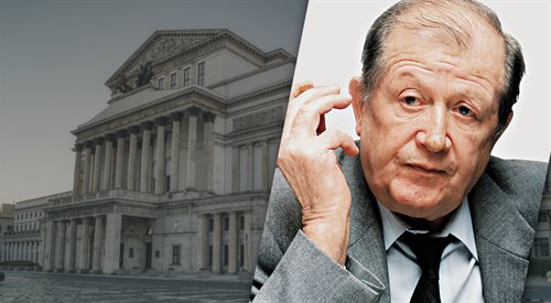 Fotograficzny portret Kazimierza Dejmka na tle gmachu Teatru Narodowego