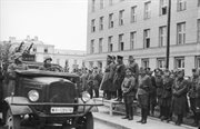 Parada wojsk niemieckich w Brześciu Litewskim. Paradę odbierają gen. Heinz Guderian i komisarz Siemion Kriwoszein, 23.09.1939