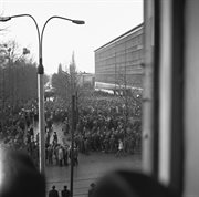 Przed biblioteką Uniwersytetu, u zbiegu ulic Narutowicza i Matejki gęsty tłum. Młodzież z tutejszych uczelni nie mogła pozostać obojętna na wieści o brutalnej akcji przeciw kolegom z Warszawy. Łódź, marzec 1968 roku. 