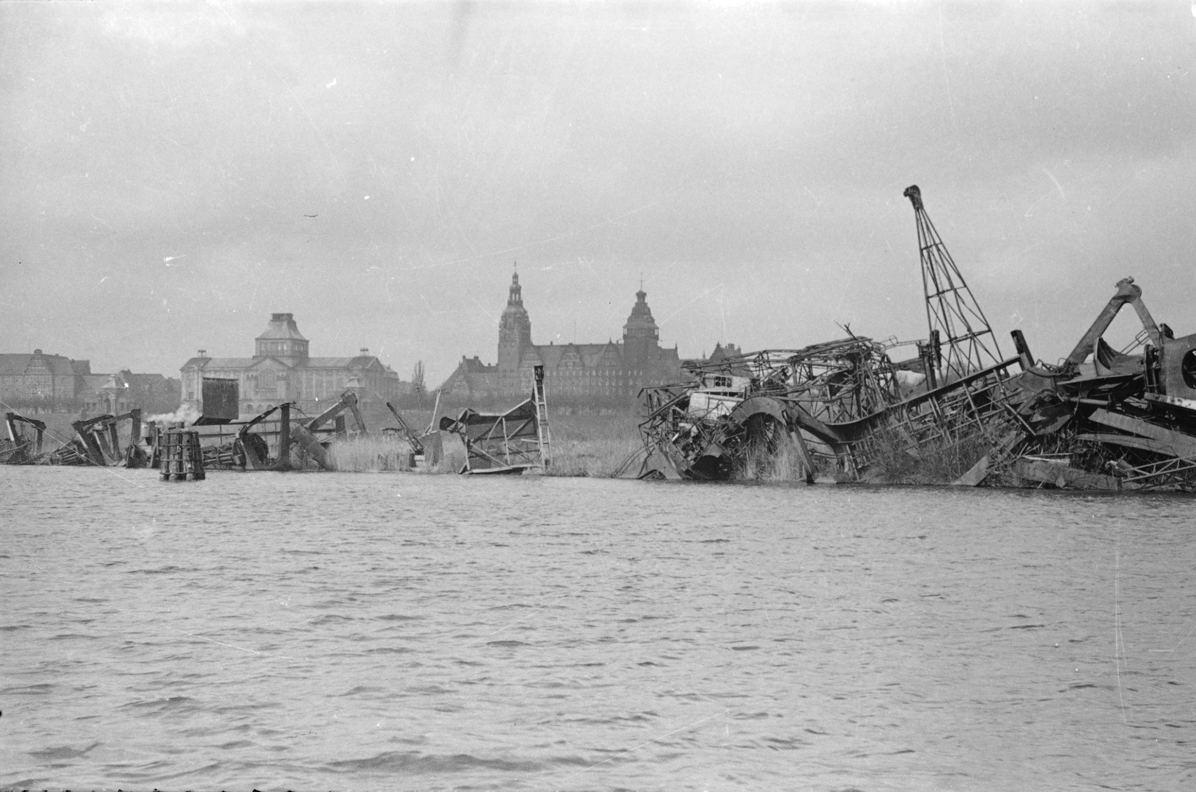Szczecin, 1945 rok. Zniszczenia wojenne, widok od strony Odry, w tle Wały Chrobrego (foto: CAF/PAP)