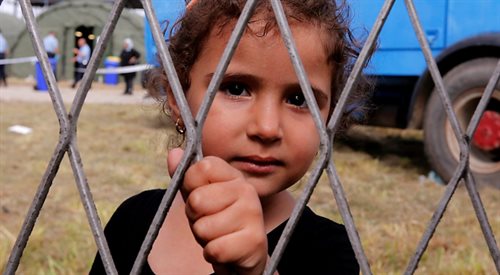 Dziewczynka w obozie tymczasowym dla uchodźców, w Opatovac, w Chorwacji