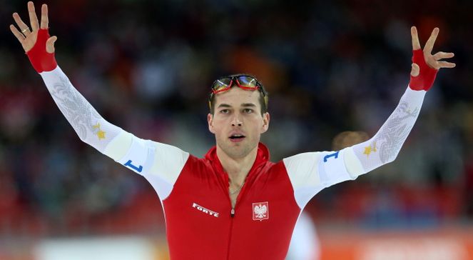 Polski panczenista Zbigniew Bródka cieszy się ze zwycięstwa po wyścigu drużynowym o brązowy medal