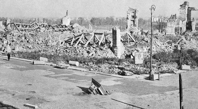 Pozostałości Zamku Królewskiego w Warszawie wysadzonego 27 listopada 1944 na rozkaz Adolfa Hitlera. foto: M. Wolagiewicz/wikipedia/domena publiczna