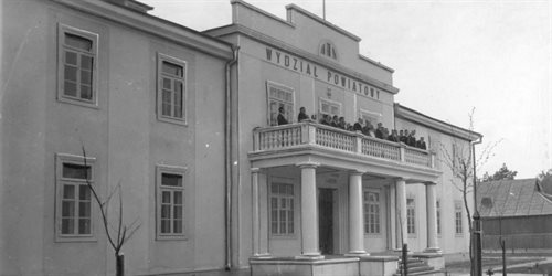 Wydział Powiatowy w Sarnach w okresie międzywojennym. W Parośli położonej w powiecie sarneńskim w 1943 roku miał miejsce pierwszy masowy mord UPA na ludności polskiej.