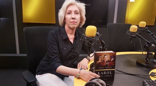 Magdalena Niedźwiedzka z pierwszym tomem książki Opowieści z angielskiego dworu