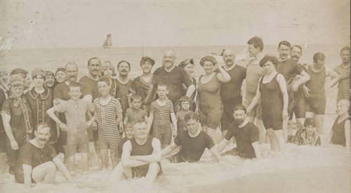 Grupa Polaków w strojach kąpielowych na plaży Trouville-sur-Mer, początek XX wieku