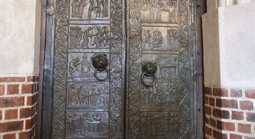 Drzwi Gnieźnieńskie to unikatowy zabytek romańskiej sztuki odlewniczej.