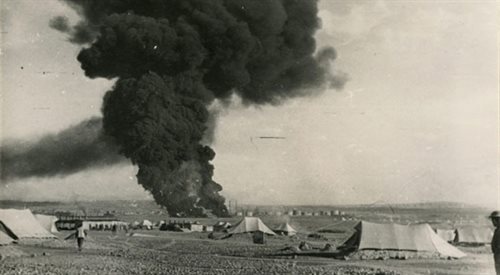 Obóz 15 Wileńskiego Batalionu Strzelców Wilków. Za namiotami basen, w którym palą się odpadki ropy. Khanaqin, Irak, październik 1942