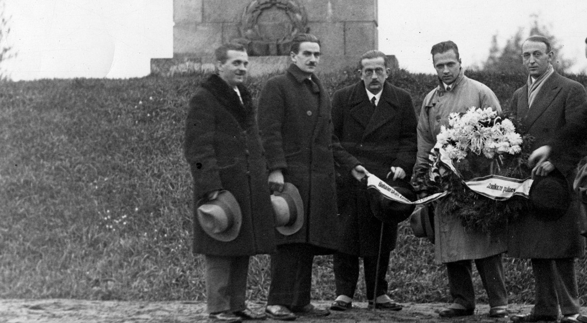 Składanie wieńca przez dziennikarzy na grobie żołnierzy polskich poległych na Łotwie w latach 1919-1920. Wśród obecnych m.in. Józef Mackiewicz (2 z lewej), 1931 r. Fot. NAC