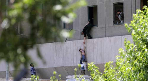 Irańska policja pomaga w ewakuacji parlamentu tuż po zamachu, 7.06 br., Teheran