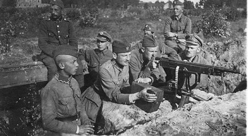 Warszawa 1920 r. Żołnierze przy stanowisku polskich karabinów maszynowych podczas akcji w rejonie Radzymina