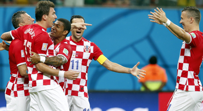Piłkarze Chorwacji celebrują gola Ivicy Olicia w meczu z Kamerunem