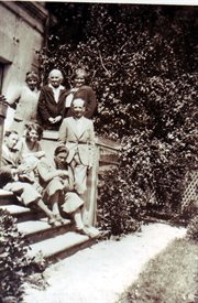Rodzina przed domem, m.in. Jerzy i Wanda Lutosławscy (pierwsi z lewej, siedzący na schodach) i Maria Lutosławska (pierwsza z prawej, stojąca), Drozdowo, 1931.