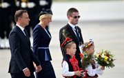 Prezydent RP Andrzej Duda z małżonką Agatą Kornhauser-Dudą przed powitaniem papieża Franciszka na krakowskim lotnisku Balice