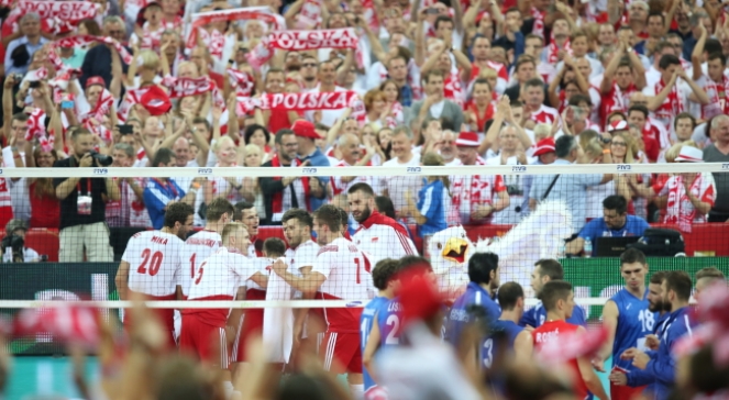 Radość Polaków po wygranym 3:0 meczu z Serbią otwierającym mistrzostwa świata w siatkówce mężczyzn na Stadionie Narodowym w Warszawie