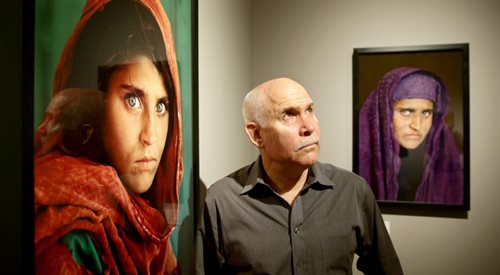 Steve McCurry zrobił zdjęcie Afganki, gdy miała 13 lat. Po kilkunastu latach odnalazł ją i ponownie sfotografował. Na zdjęciu - autor na wystawie swoich prac w Hamburgu, 2013 r.