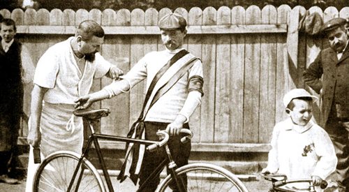 Maurice Garin (na zdjęciu z rowerem), francuski kolarz pochodzenia włoskiego, pierwszy zwycięzca wyścigu Tour de France w 1903 r.