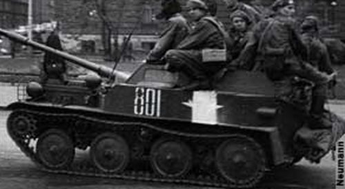 Sowiecki czołg w Pradze podczas inwazji