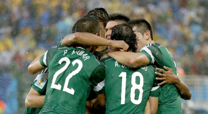 Meksykanie cieszą się ze strzelonej bramki w meczu z Kamerunem
