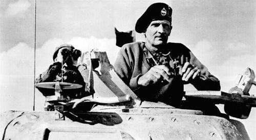 Bernard Montgomery dogląda ruchu swoich czołgów, Afryka Północna, listopad 1942 roku