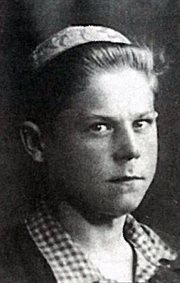 Jurij Moisiejenko w dzieciństwie (Moskwa 1922). W 1938 roku - towarzysz z więziennej pryczy Osipa Mandelsztama, świadek śmierci poety w obozie tranzytowym pod Władywostokiem.