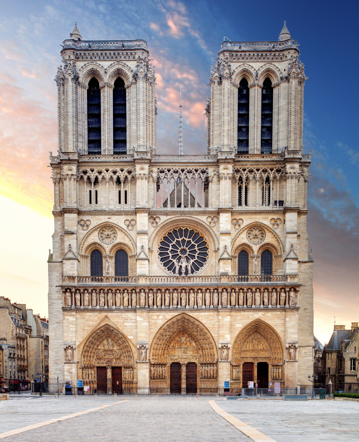 Katedra Notre Dame w Paryżu, fasada główna z wieżami. Fot. Shutterstock 