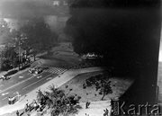 Skrzyżowanie ulic Kelles-Krausa i 1 Maja - płonący budynek KW PZPR i samochody podpalone przez demonstrantów. Radom, 25 czerwca 1976 