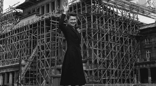 Loda Halama, znana przedwojenna tancerka i aktorka, po powrocie do Polski, przed odbudowywanym gmachem Teatru Wielkiego, 1959 r.