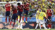 Strzał Neymara z rzutu wolnego podczas meczu Brazylia - Kolumbia