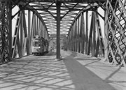 Most Kierbedzia, tramwaj linii 6 na Bródno, Warszawa 1934. Fot. Willem van de Poll/Kolekcja Narodowego Archiwum Królestwa Niderlandów, Haga, 2.24.14.02 Sygn.190-0033, licencja CC-BY-SA