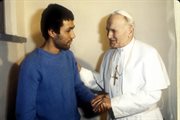 Jan Paweł II z Ali Agcą, mężczyzną, który przeprowadził na niego zamach
