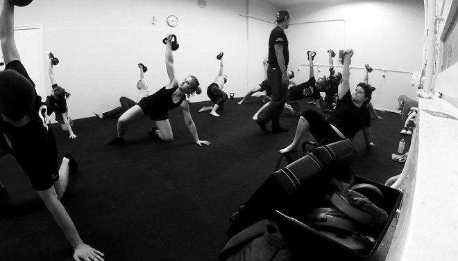 Trening z kettlami rozwija sprawność całego ciała/fot. mat. prasowe
